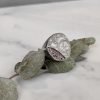 Anillo de plata superficie lunar marrón