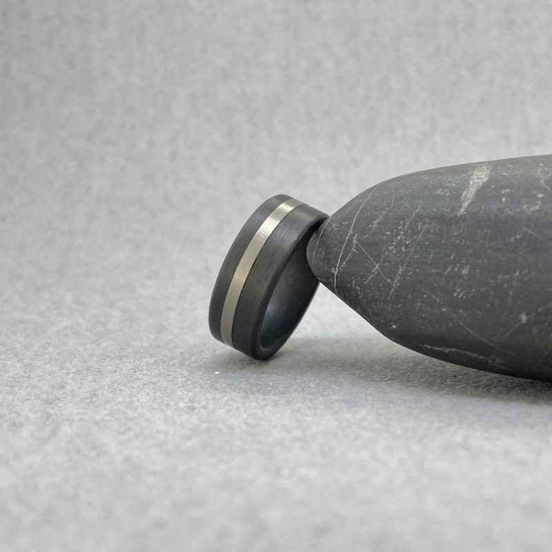 Anillo hombre titanio y carbono