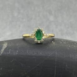 Anillo de oro amarillo de 18 kilates con esmeralda oval. perfecto para esa ocasión especial, pedida,, aniversario...