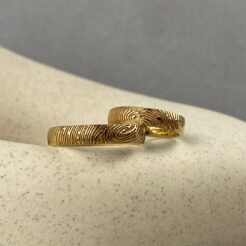 alianza de oro con huella dactilar