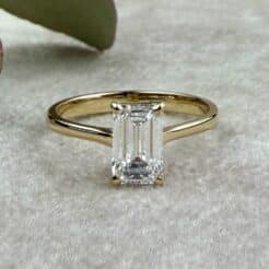 Anillo de compromiso Halley de oro amarillo 18k con diamante de laboratorio talla esmeralda de 1 ct