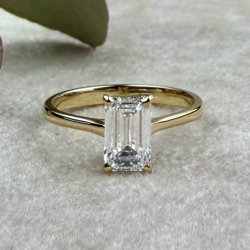 Anillo de compromiso Halley de oro amarillo 18k con diamante de laboratorio talla esmeralda de 1 ct