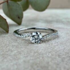 Anillo de compromiso Kira de oro blanco 18k con diamante natural de 0,30 ct GIA