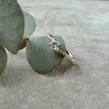 Anillo de compromiso Kira de oro amarillo con diamante natural de 0,30 ct - Imagen 2