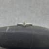 Anillo solitario de oro blanco de 18k con diamante central de 0.30 cts calidad E-VS1, montaje clásico de cuatro garras sobre fondo neutro.