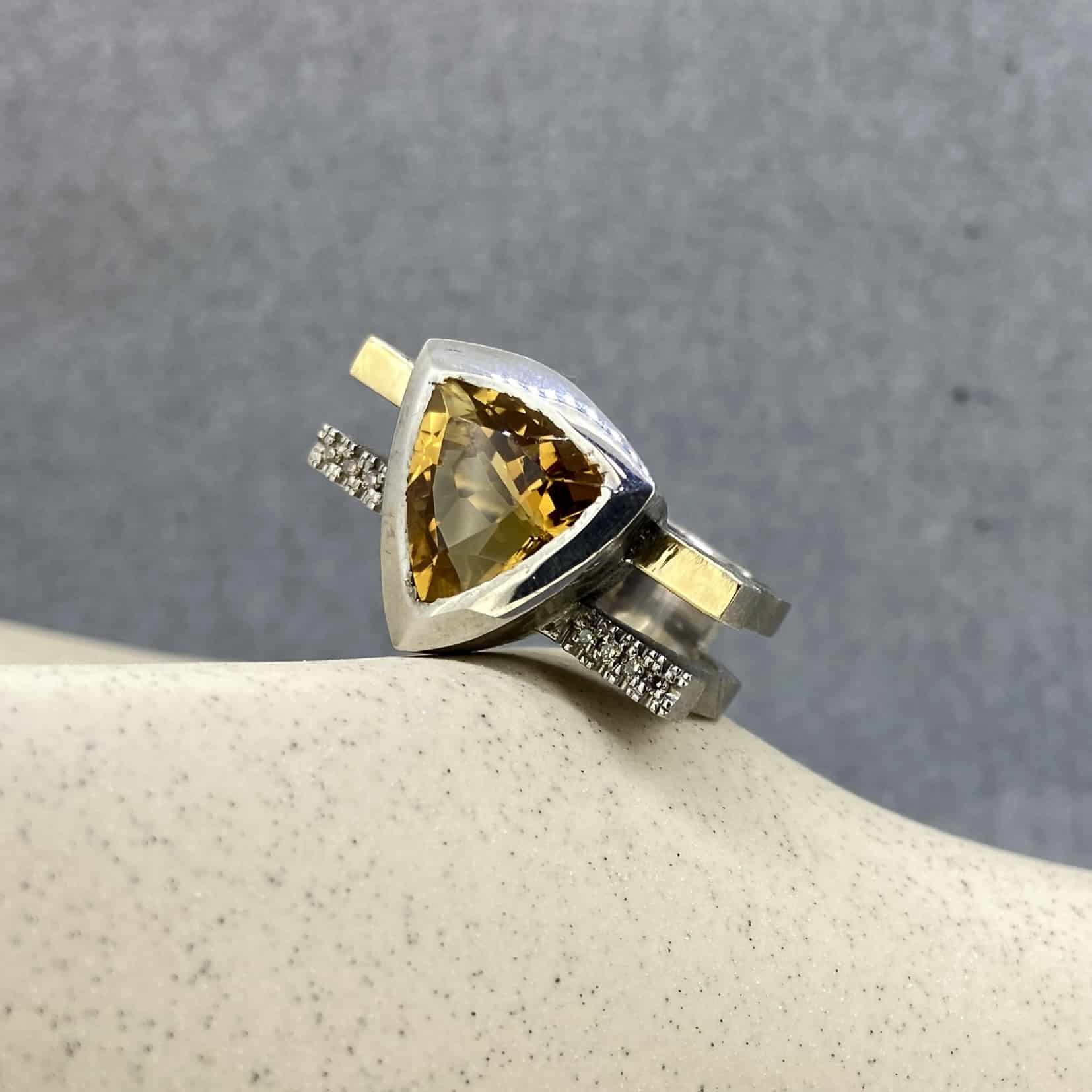 anillo de diseño de autor con citrino