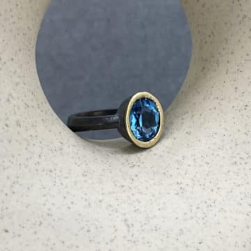 anillo de plata y oro con topacio london blue