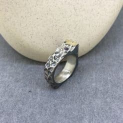 anillo de plata y oro moderno con topacio