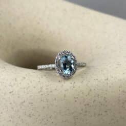 Anillo de Oro Blanco de 18k con Aguamarina y Diamantes