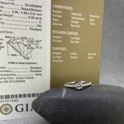 un anillo para enamorar hecho en blanco con diamante certificado