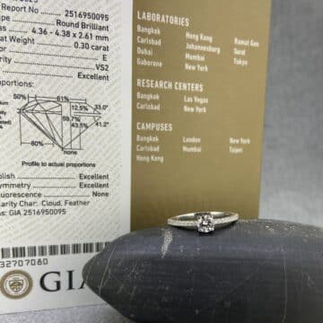 un anillo para enamorar hecho en blanco con diamante certificado