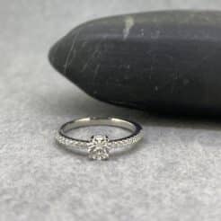 EL anillo perfecto para tu pedida de mano. Oro blanco y diamantes para enamorar.