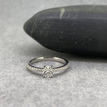 EL anillo perfecto para tu pedida de mano. Oro blanco y diamantes para enamorar.