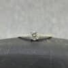 Anillo de compromiso de oro blanco de 18k con diamante central de 0.30 cts y diamantes en los brazos, fondo neutro, alta joyería Zayro.