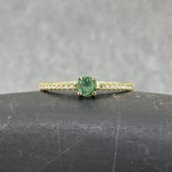 Anillo de oro amarillo hecho de manera artesanal en Zaragoza, una pieza preciosa para ocasiones especiales