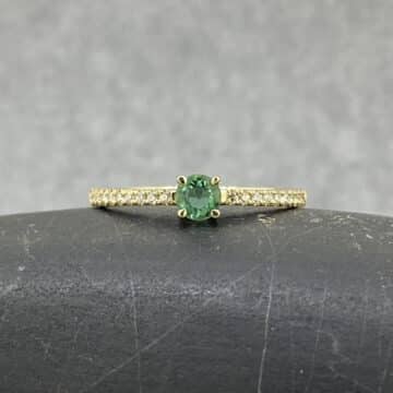 Anillo de oro amarillo hecho de manera artesanal en Zaragoza, una pieza preciosa para ocasiones especiales