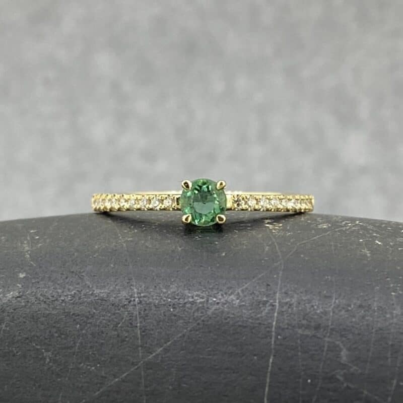 Anillo de oro amarillo hecho de manera artesanal en Zaragoza, una pieza preciosa para ocasiones especiales