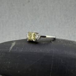 Joyería ética: Anillo de oro blanco con diamante amarillo creado en laboratorio.