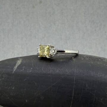 Joyería ética: Anillo de oro blanco con diamante amarillo creado en laboratorio.