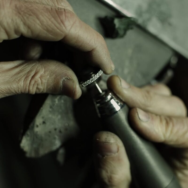 Jorge de Roque, joyero y gemólogo, trabajando en el taller de Joyería Zayro en Zaragoza