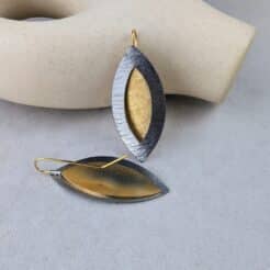 Unos pendientes elegantes y vanguardistas perfectos para resaltar.