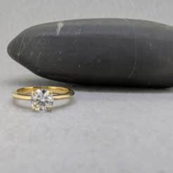 Una pieza espectacular , clásica con un diamante para celebrar