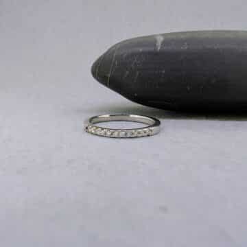 Media alianza de diamantes con engaste en garras 0,15 cts - Imagen 2