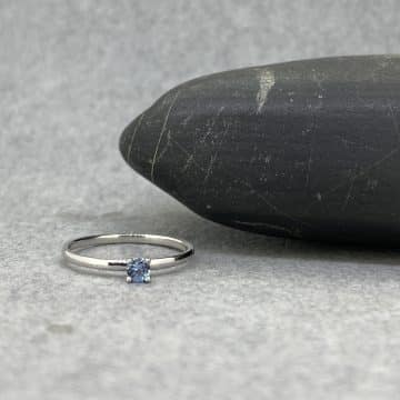 Un anillo sencillo pero lleno de lujo y artesanía , perfecto para tus ocasiones especiales. Hecho de oro blanco y un topacio azul.