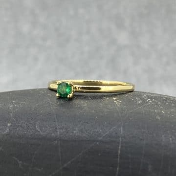 El anillo perfecto para regalar en tu pedida de mano para gustos minimalistas y sencillos pero con ese toque de lujo que aporta la esmeralda.