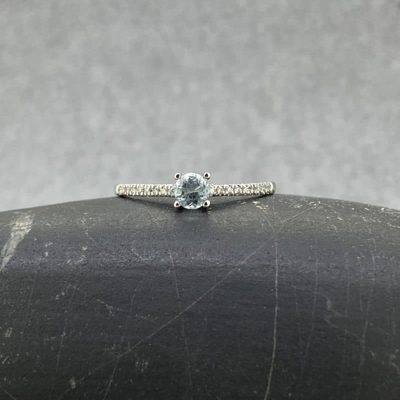Una joya atemporal y sofisticad para tus ocasiones más especiales. hecha de manera artesanal con topacio y diamantes.