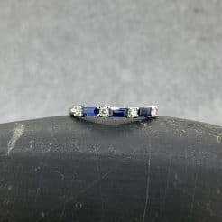 Una pieza especial por la talla en baguette de sus zafiros azules naturales acompañados de diamantes. hacen a este anillo la pieza perfecta para pasar de generación en generación.