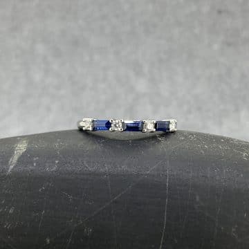 Una pieza especial por la talla en baguette de sus zafiros azules naturales acompañados de diamantes. hacen a este anillo la pieza perfecta para pasar de generación en generación.