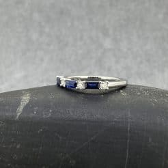 Sofisticación en estado puro. Este anillo con tres zafiros en talla baguette y diamantes naturales lo hacen tan especial que es una de esas joyas para pasar de generación en generación.