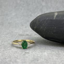 Una pieza artesanal de lujo, perfecta para ocasiones especiales. El anillo de pedida perfecto.