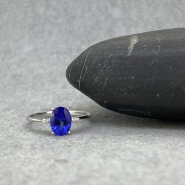 Una joya de compromiso única con tanzanita oval y diamantes . El regalo perfecto para tus ocasiones especiales.