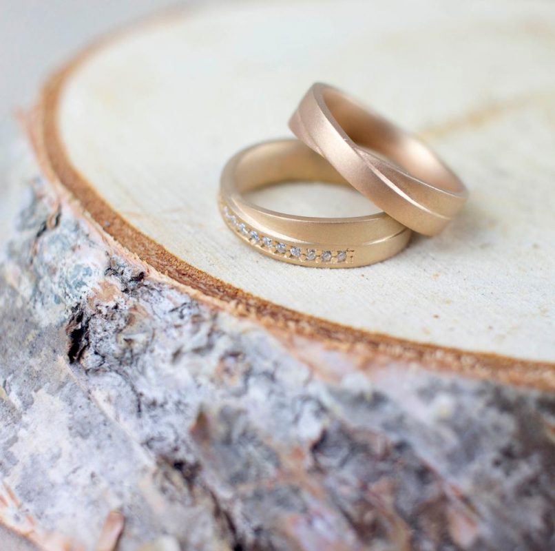 alianzas de oro amarillo mate con curva infinito