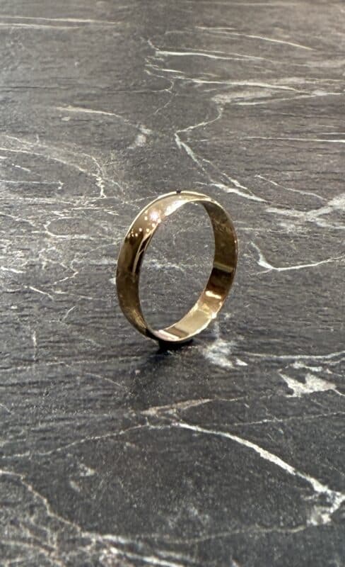 arreglo de alianza de boda oro amarillo con láser.