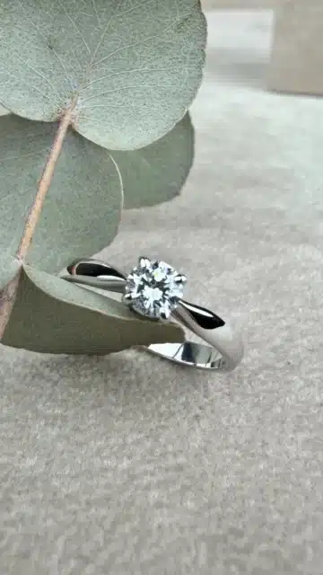 Vista lateral del anillo Nicole con diamante natural de 0,30 ct y diseño de brazo en forma de lazo