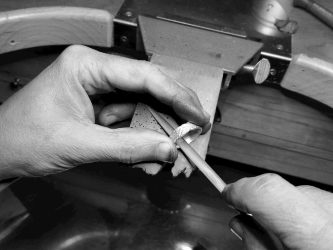 repasando alianza de boda Zaragoza