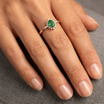 Anillo de oro de 18k con Esmeralda ovalada y Diamantes - Imagen 4