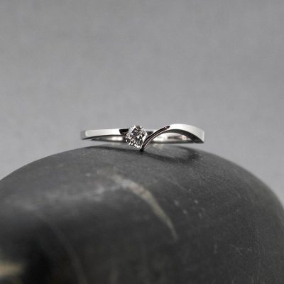anillo de compromiso oro blanco y diamante en Zaragoza