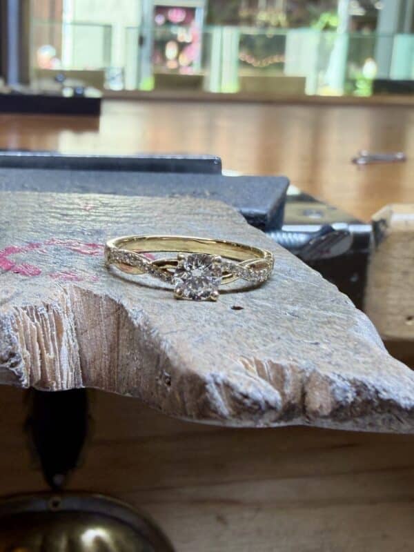 anillo oro amarillo con diamante laboratorio joyería Zayro