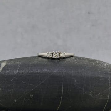 Anillo Tresillo de oro blanco con 0.23 cts. de Diamantes sostenibles